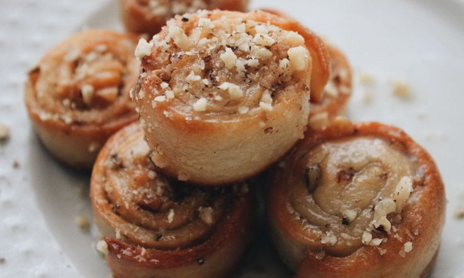 Рецепт булочки с грецким орехом и сахарным сиропом