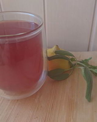 Чайный напиток с ежевикой и мятой