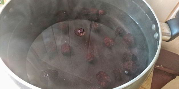 чайный напиток с ежевикой и мятой