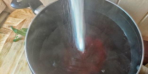 чайный напиток с ежевикой и мятой