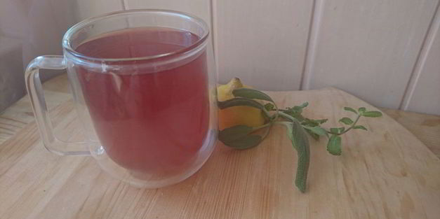 чайный напиток с ежевикой и мятой