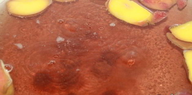 чайный напиток с нектаринами и клубникой