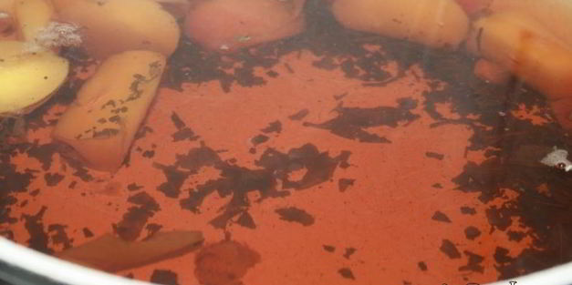 чайный напиток с нектаринами и клубникой