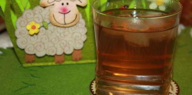 чайный напиток с нектаринами и клубникой