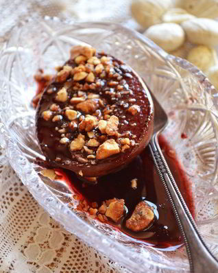 Груша в ягодно-винном сиропе с карамелизированными орешками