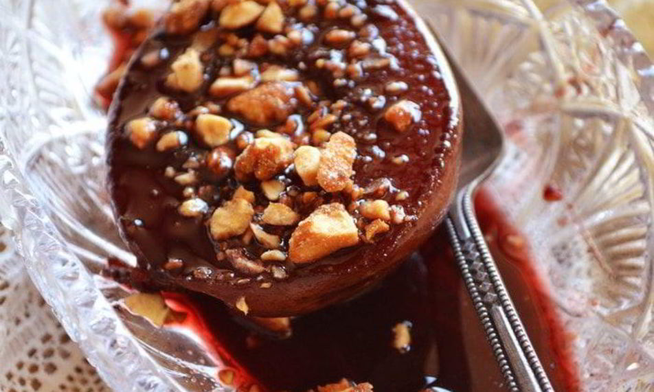 Рецепт груша в ягодно-винном сиропе с карамелизированными орешками