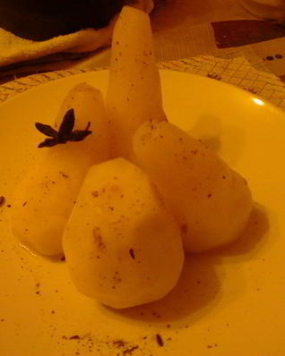 Груши, припущенные в сиропе с анисовой пылью