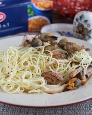 Капеллини с морским коктейлем и шампиньонами