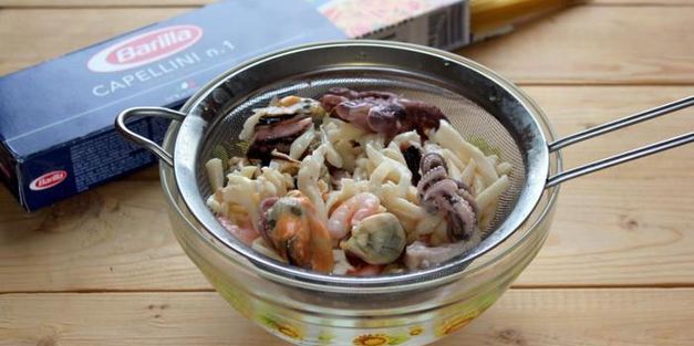 капеллини с морским коктейлем и шампиньонами