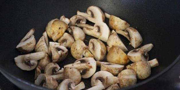 капеллини с морским коктейлем и шампиньонами