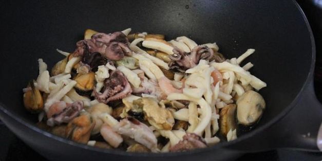 капеллини с морским коктейлем и шампиньонами