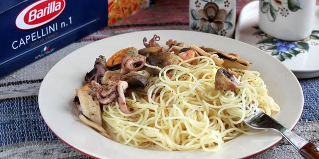капеллини с морским коктейлем и шампиньонами