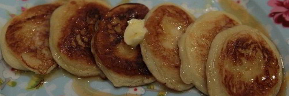 Кефирные оладушки с кленовым сиропом