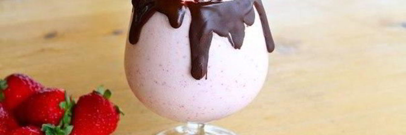 Клубничный коктейль в шоколаде