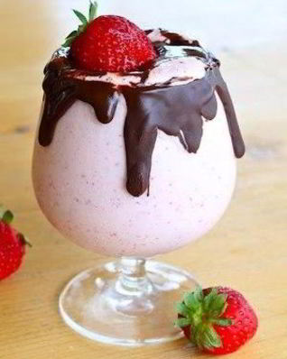 Клубничный коктейль в шоколаде