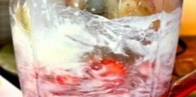 клубничный коктейль в шоколаде