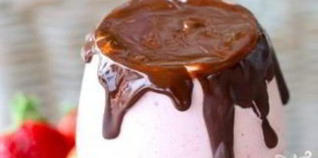 клубничный коктейль в шоколаде