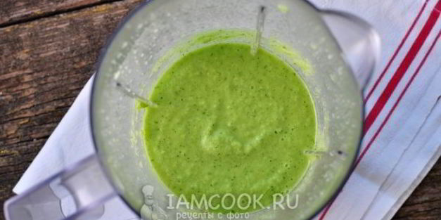 коктейль из сельдерея, огурца, яблока и лайма