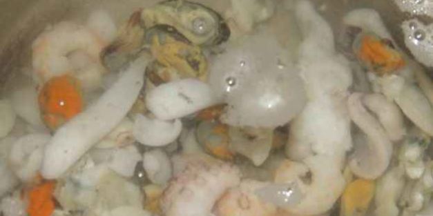 коктейль морской в сметане с зеленью