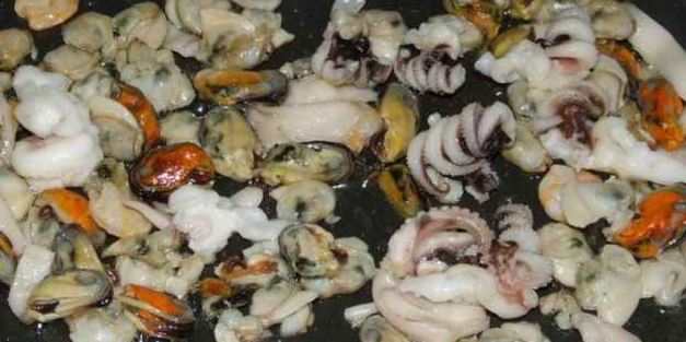 коктейль морской в сметане с зеленью