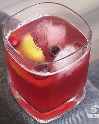 Коктейль с клюквой и лимончелло
