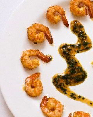 Креветочный коктейль с соусом из манго и базилика