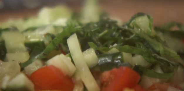 крисп-сэндвич с яйцом и напиток из зеленого чая