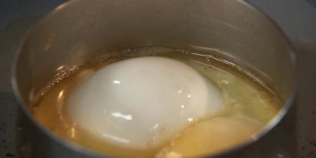 крисп-сэндвич с яйцом и напиток из зеленого чая