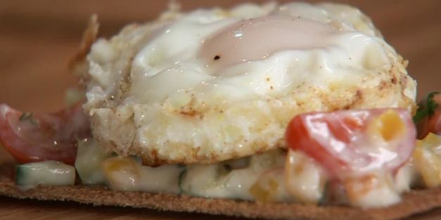 крисп-сэндвич с яйцом и напиток из зеленого чая