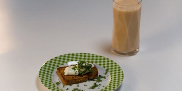 крисп-сэндвич с яйцом и напиток из зеленого чая