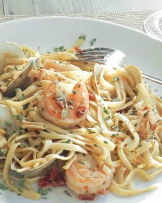 Макароны с морским коктейлем