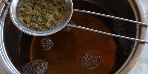 напиток из календулы с цветочным льдом