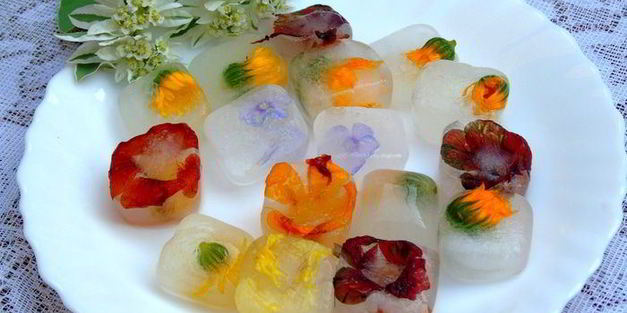 напиток из календулы с цветочным льдом