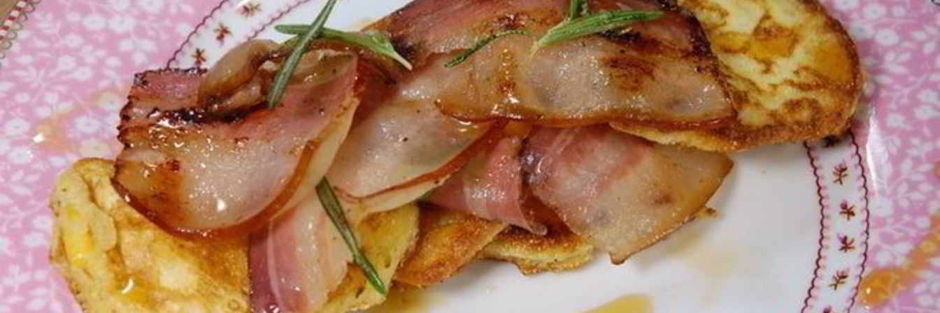 Оладушки из поленты с обжаренным салом и кленовым сиропом