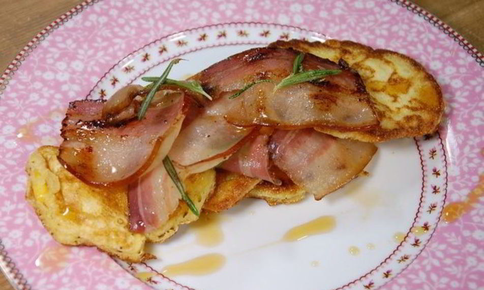 Рецепт оладушки из поленты с обжаренным салом и кленовым сиропом