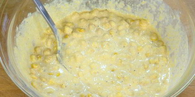 оладушки из поленты с обжаренным салом и кленовым сиропом