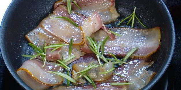 оладушки из поленты с обжаренным салом и кленовым сиропом