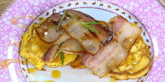 оладушки из поленты с обжаренным салом и кленовым сиропом