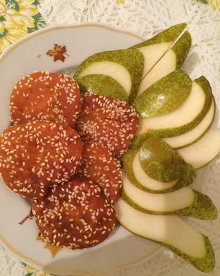 Тыква с медом в кунжуте, сервированная грушей и кленовым сиропом