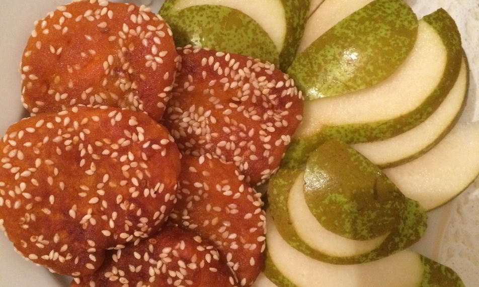 Рецепт тыква с медом в кунжуте, сервированная грушей и кленовым сиропом