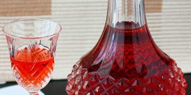 вино из войлочной вишни