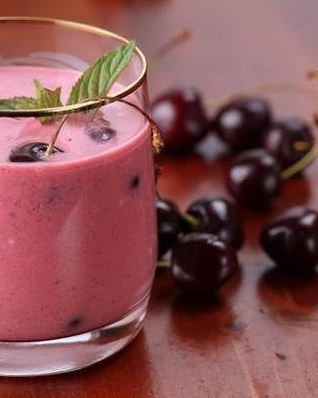 Вишневый коктейль с творогом