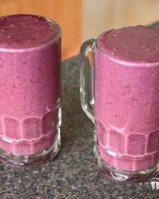 Витаминный напиток из персика и черники