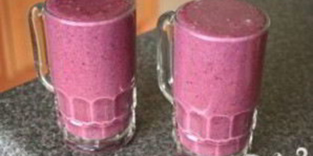 витаминный напиток из персика и черники