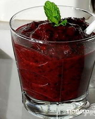 Витаминный напиток из свеклы, моркови и черники