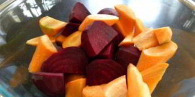 витаминный напиток из свеклы, моркови и черники