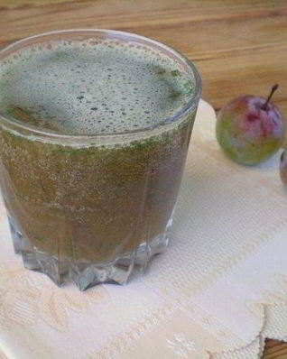 Зеленый коктейль со сливой