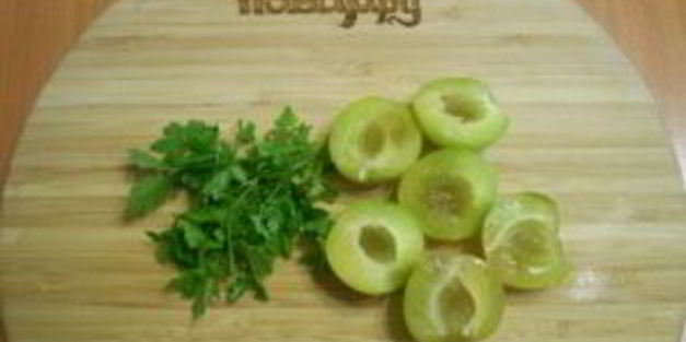 зеленый коктейль со сливой