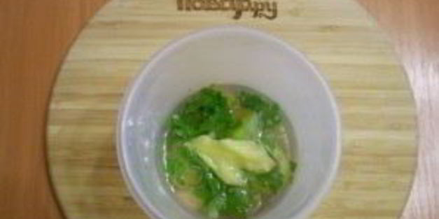 зеленый коктейль со сливой