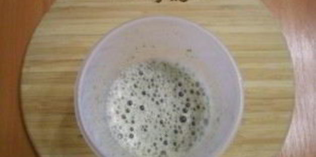 зеленый коктейль со сливой